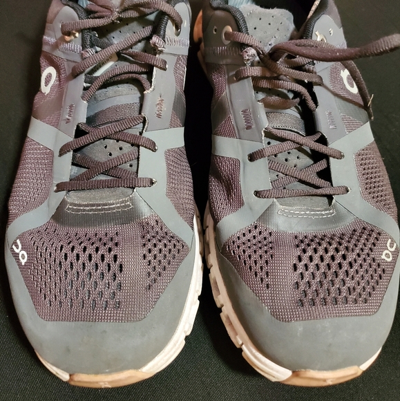 On cloud shoes - Picture 3 of 7